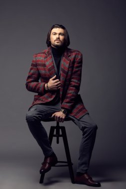 Studio poz ceket modelinde yakışıklı adam