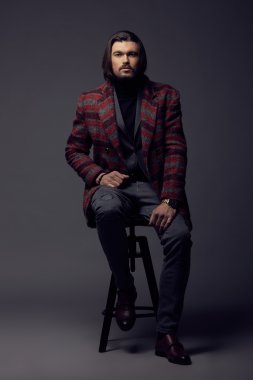 Yakışıklı model Studio poz