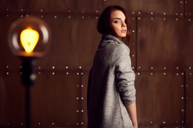 Studio gri elbiseli güzel model