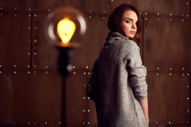 Studio gri elbiseli güzel model