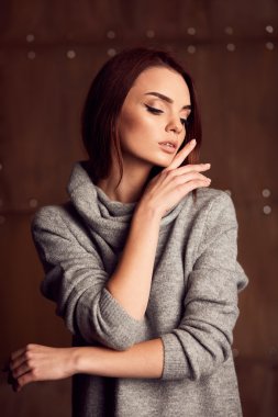 Genç model gri elbiseli Studio'da poz