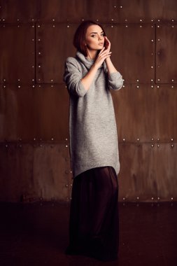 güzel model stüdyoda poz