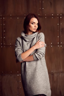 Genç model gri elbiseli Studio'da poz