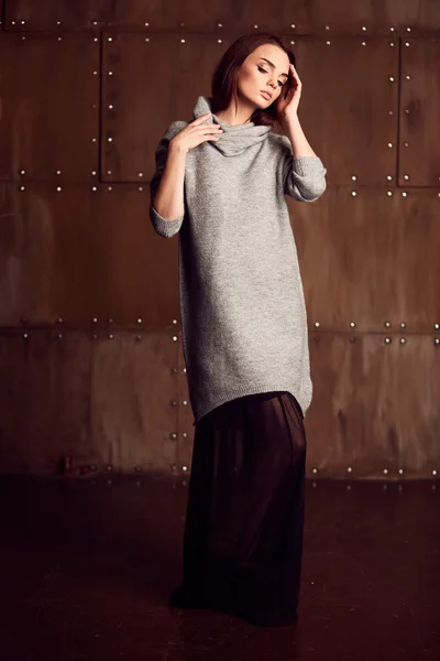 Modelo bonito posando em estúdio em vestido cinza — Fotografia de Stock