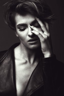 Stüdyoda güzel genç bir kadın