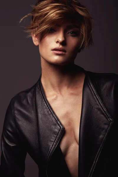 Young woman in dark studio — Stock Photo, Image