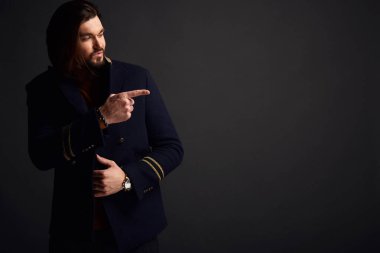 Şık yakışıklı ceketli karanlık Studio