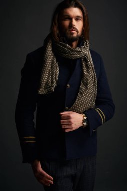 Karanlık Studio klasik mavi ceketli uzun saçlı çekici şık adam