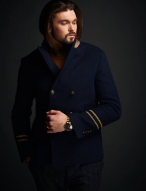 Karanlık Studio klasik mavi ceketli uzun saçlı çekici şık adam