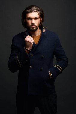 Karanlık Studio klasik şık mavi ceketli uzun saçlı çekici şık erkek modeli