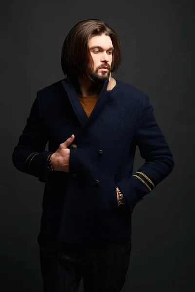 Elegante modello maschile con i capelli lunghi indossando classica giacca blu alla moda — Foto Stock