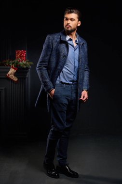 Şık model erkek ile Noel çorap arka plan üzerinde koyu Studio