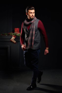 Seksi sakallı adam arka plan üzerinde Noel çorap ile karanlık Studio poz