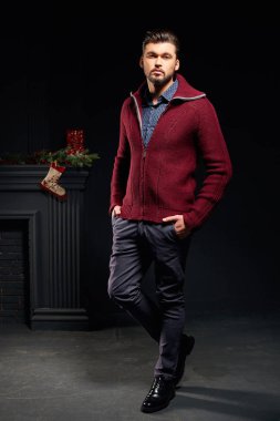 Şık adamla Noel arka plan kırmızı ceketli Studio