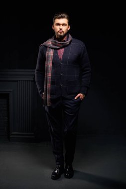 Karanlık Studio sakallı çekici şık adam 