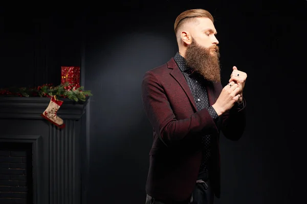 Modelo guapo macho con barba en estudio oscuro —  Fotos de Stock