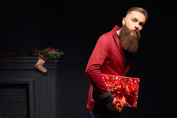 Красивий стильний бородатий чоловік в студії грає Санта — стокове фото