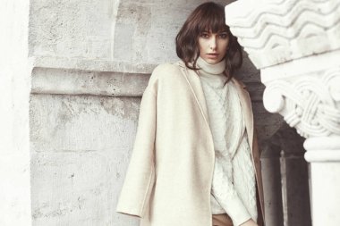 Arka plan üzerinde büyük mimari ile hafif kazak inanılmaz kadın