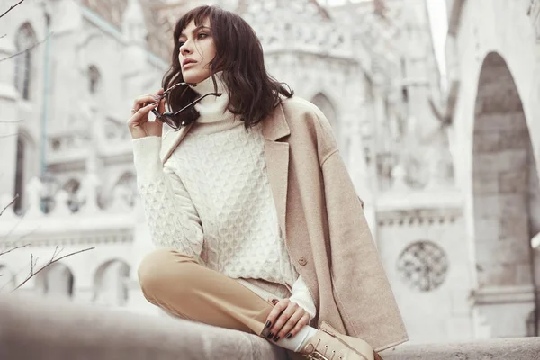 Young woman wearing light clothes with great architecture on background — Stock Photo, Image