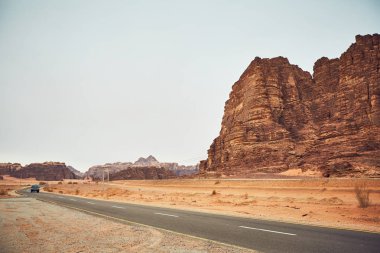 Wadi Rum çölde Ürdün yol ile göster