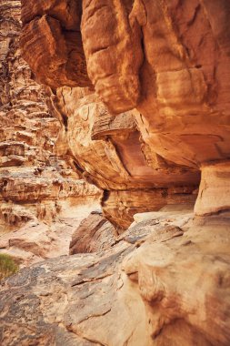 Wadi Rum çölde Arabistan'da büyük kırmızı kayalar 