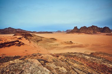 Kırmızı kayalar ve kum Wadi Rum çölde Ürdün inanılmaz manzara