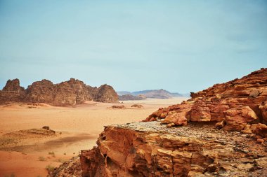 Yatay, kırmızı kayalar ve kum Wadi Rum Arabistan'da çöl