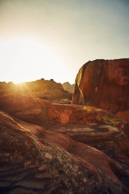 Wadi Rum Çölü Arabistan'daki'kırmızı taşlarla şaşırtıcı güneşli görünümü