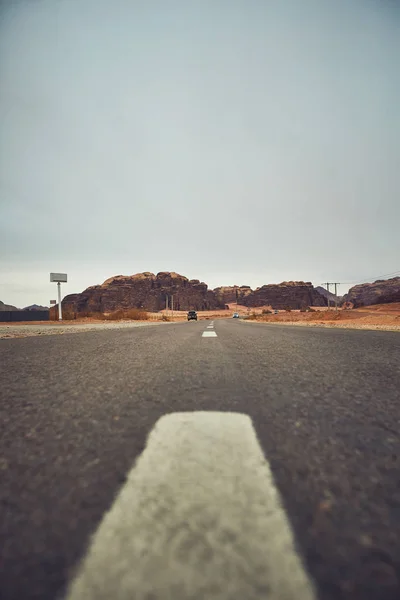 Erstaunliche Nahaufnahme mit der Straße in der Wüste Wadi Rum in Jordanien — Stockfoto