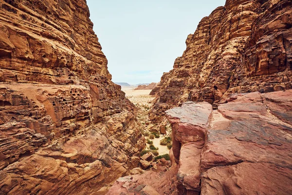 Atemberaubender Blick auf rote Felsen in der Wüste Wadi Rum in Jordanien — Stockfoto