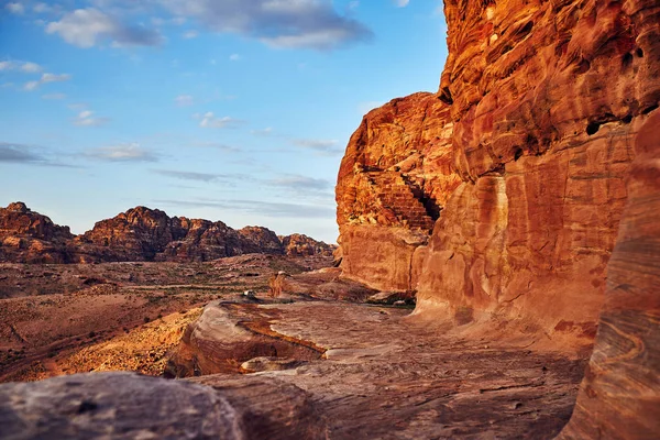 Dech w piersiach widok z czerwonych skał w pustyni Wadi Rum w Arabii — Zdjęcie stockowe