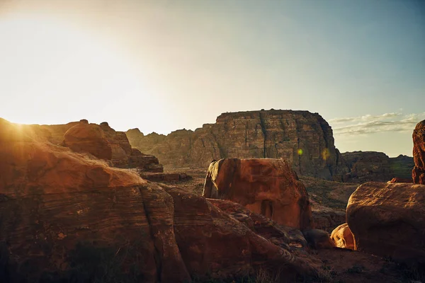 Erstaunliche sonnige Aussicht mit roten Felsen in der Wadi-Rum-Wüste in Arabien — Stockfoto