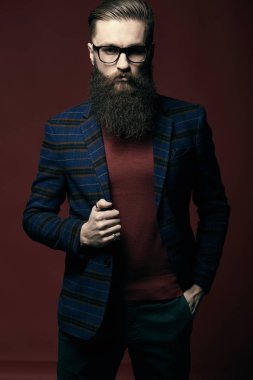 Karanlık Studio sakallı ciddi şık adam