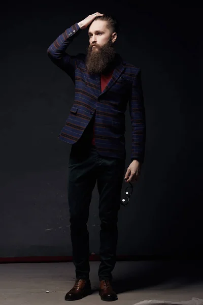 Сексуальний стильний чоловік з бородою в темній студії — стокове фото