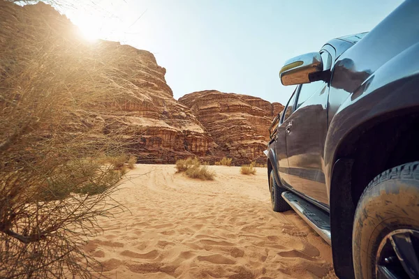 รถคันใหญ่ที่ยอดเยี่ยมบนพื้นหลังทะเลทราย — ภาพถ่ายสต็อก