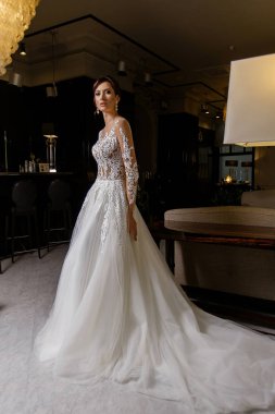 Güzel genç esmer modeli kadın teşkil etmektedir moda zemin üzerine dantel ile uzun gelin elbise