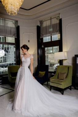 Genç güzel model uzun gelinlik dantel moda arka plan üzerinde ile kadın pozlar