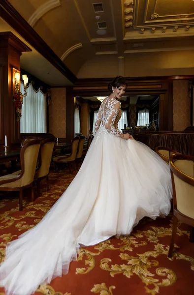 Mulher bonita no vestido de casamento de luxo interior com rendas — Fotografia de Stock