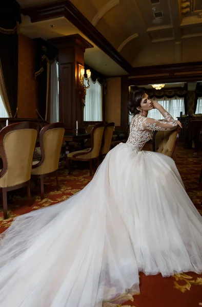 Mulher bonita no vestido de casamento de luxo interior com rendas — Fotografia de Stock