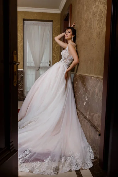Mladá žena v luxusní svatební šaty s krajkou na pozadí glamour — Stock fotografie