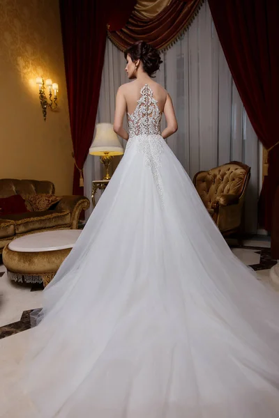 Hermosa mujer en vestido de novia de lujo con encaje sobre fondo glamour —  Fotos de Stock
