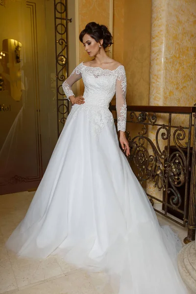 Bella donna in abito da sposa romantico con pizzo su sfondo glamour — Foto Stock