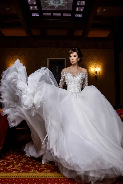 Morena jovem modelo em vestido de noiva encantador com renda no fundo glamour — Fotografia de Stock
