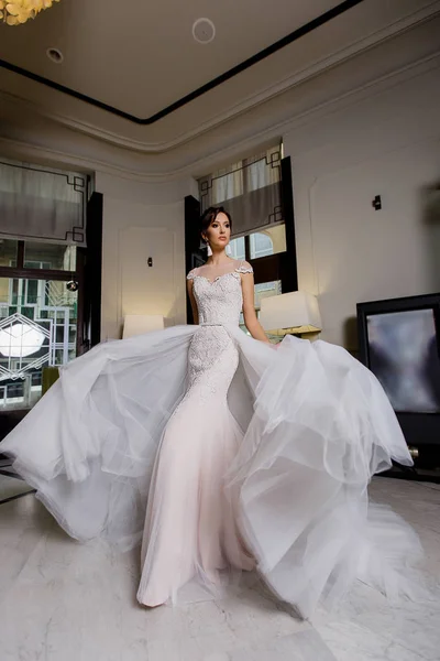 Młody piękny model kobieta pozuje w długa suknia ślubna z koronki na tle moda — Zdjęcie stockowe
