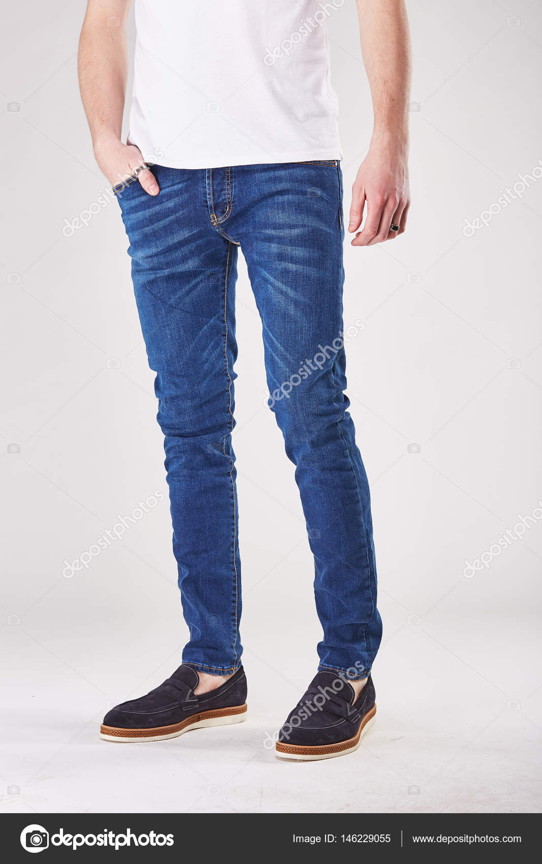 Pantalon Bleu Lumineux Des Homme Studio Pose Et En Mode kXwZTOPiu