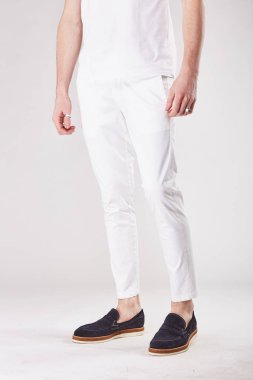 Işık Studio trendy sütlü chinos ve siyah ayakkabılar duran adam