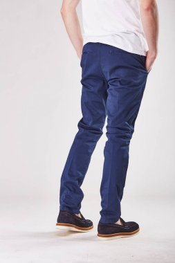 Işık Studio trendy koyu mavi chinos ve siyah ayakkabılar duran adam