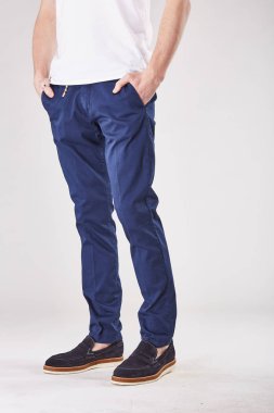 Işık Studio trendy koyu mavi chinos ve siyah ayakkabılar duran adam