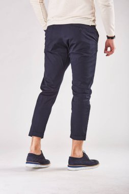 Işık Studio trendy koyu gri pantolon ve siyah ayakkabılar duran adam