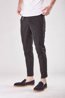 Işık Studio trendy koyu kahverengi pantolon ve siyah ayakkabılar duran adam